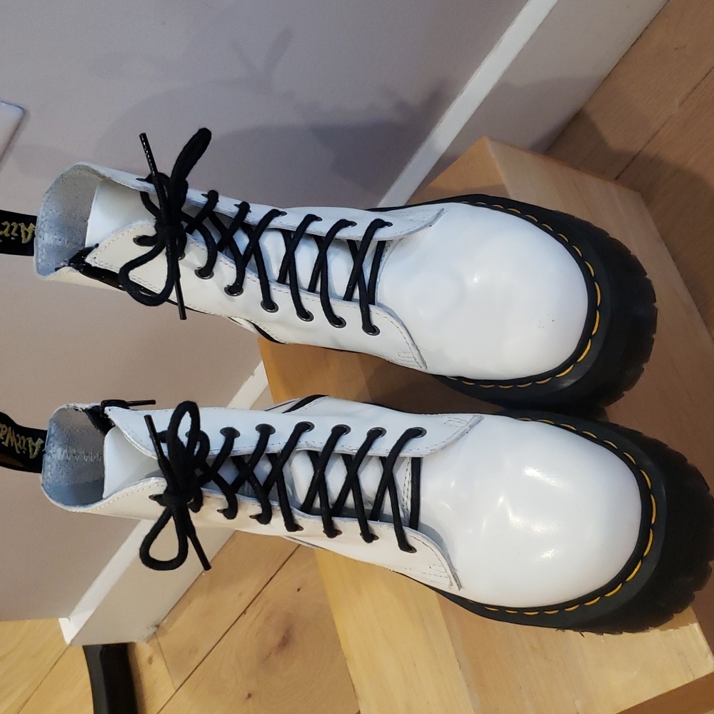Nearly new Jadon white leather platform Dr Martens sz 8 U.S. ladies